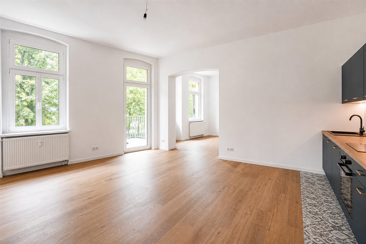 Helle Wohnung mit Holzboden als Beispiel für ein Immobilienangebot